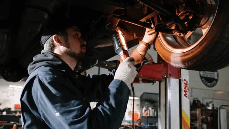 What's the difference between an MOT and a service?